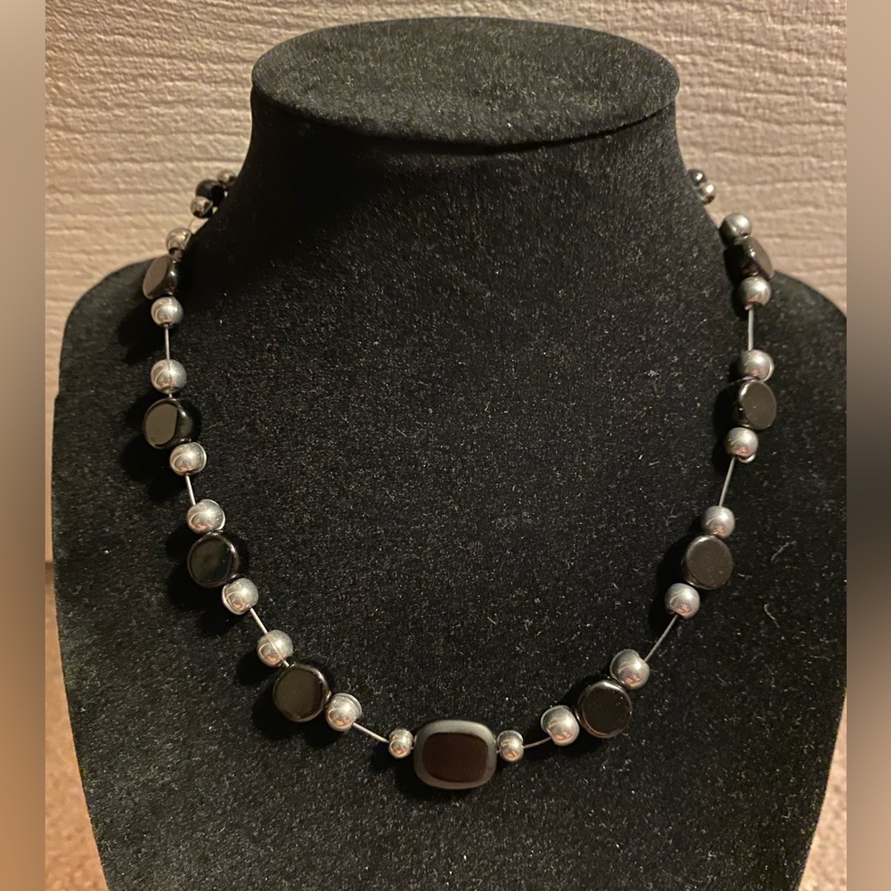 👋🏻 handmade black and silver necklace 16.5”💍